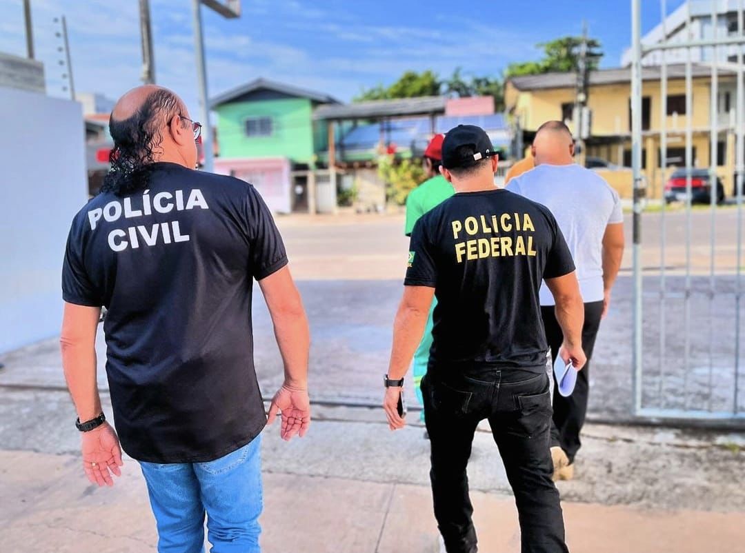 EM MACAPÁ, AÇÃO INTEGRADA ENTRE AS POLÍCIAS CIVIL E FEDERAL RESULTA NA PRISÃO DE INDIVÍDUO CONDENADO JUDICIALMENTE POR HOMICÍDIO E QUE ESTAVA FORAGIDO DA JUSTIÇA HÁ 14 ANOS